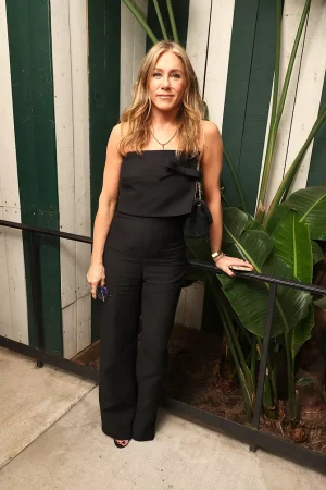 Zara tiene la versión ‘low cost’ de este impresionante look de Jennifer Aniston ¡corre a por él!