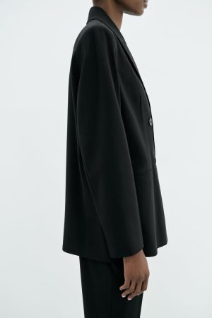 Zara tiene el traje de chaqueta de Paula Echevarría perfecto tanto para ir a la oficina como para las fiestas navideñas      