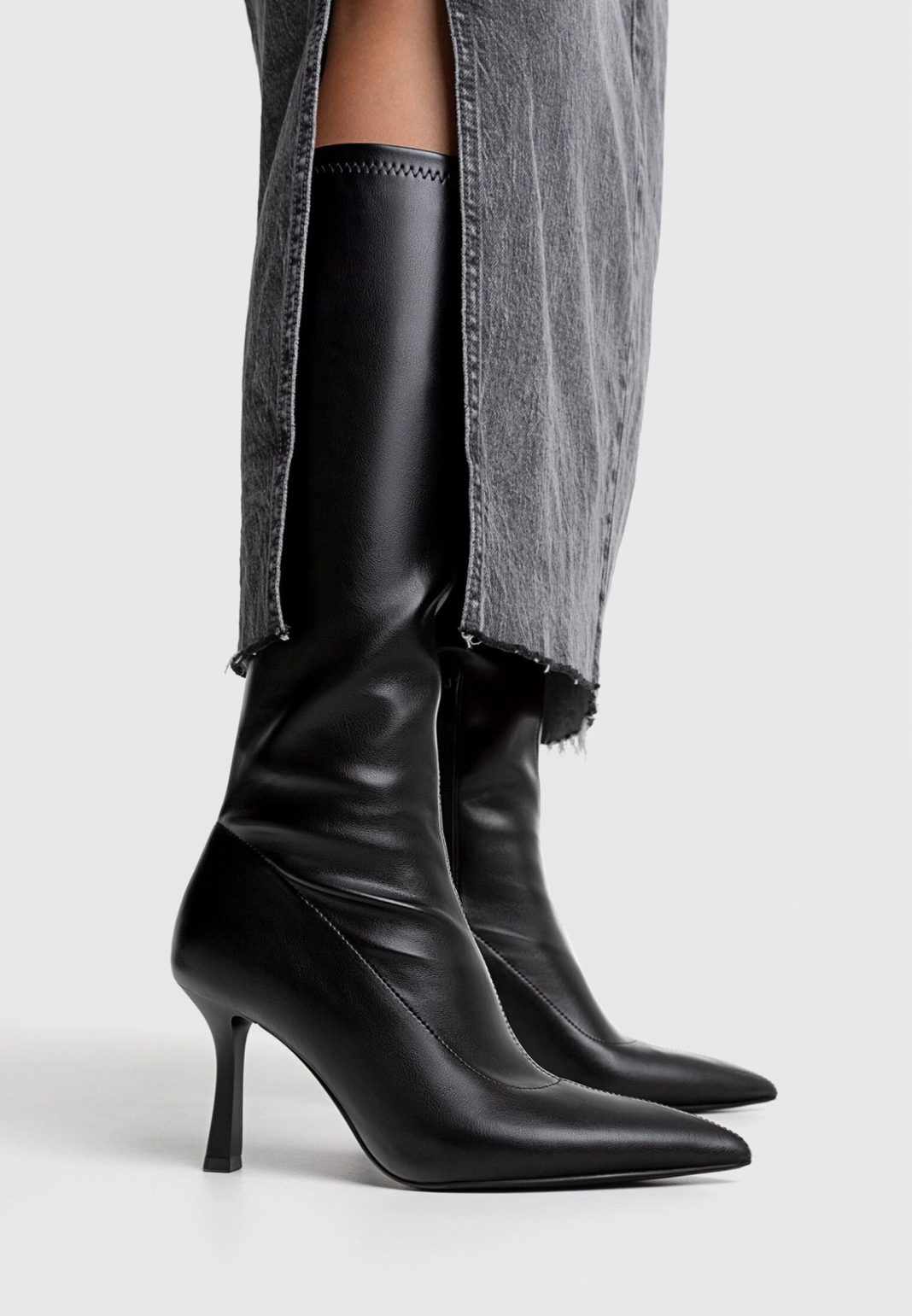 Deslumbra con estilo y comodidad con las Botas Tacón XL Stretch negras de Stradivarius por solo 45,99 euros