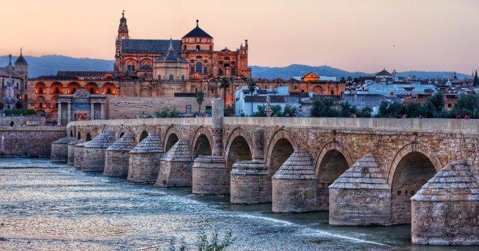 Un puente entre culturas: razones únicas para visitar el Puente Romano de Córdoba