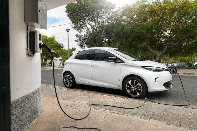 Si-estas-pensando-en-comprar-un-coche-hibrido-o-electrico-este-informe-de-la-OCU-te-explica-el-precio-de-sus-seguros-8