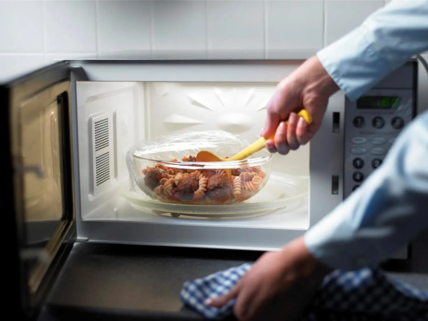 Alimentos que no debes calentar nunca en el microondas