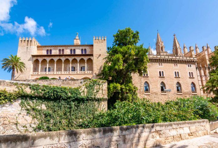 El espejo de la historia: las leyendas detrás del Palacio de la Almudaina en Mallorca