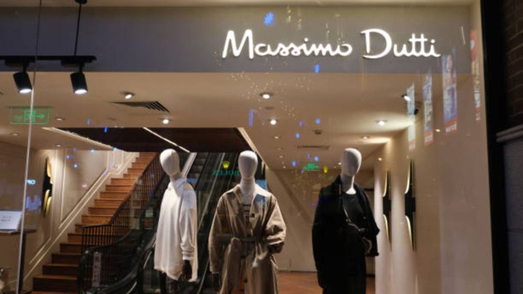 Pantalones, camisas, blusas, jerséis y vestidos son las prendas estrella en las rebajas de Massimo Dutti