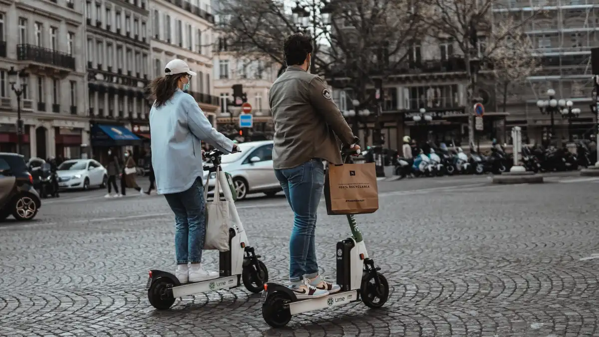 La mayoría de los madrileños considera que su ciudad no facilita la convivencia de coches, bicicletas y patinetes