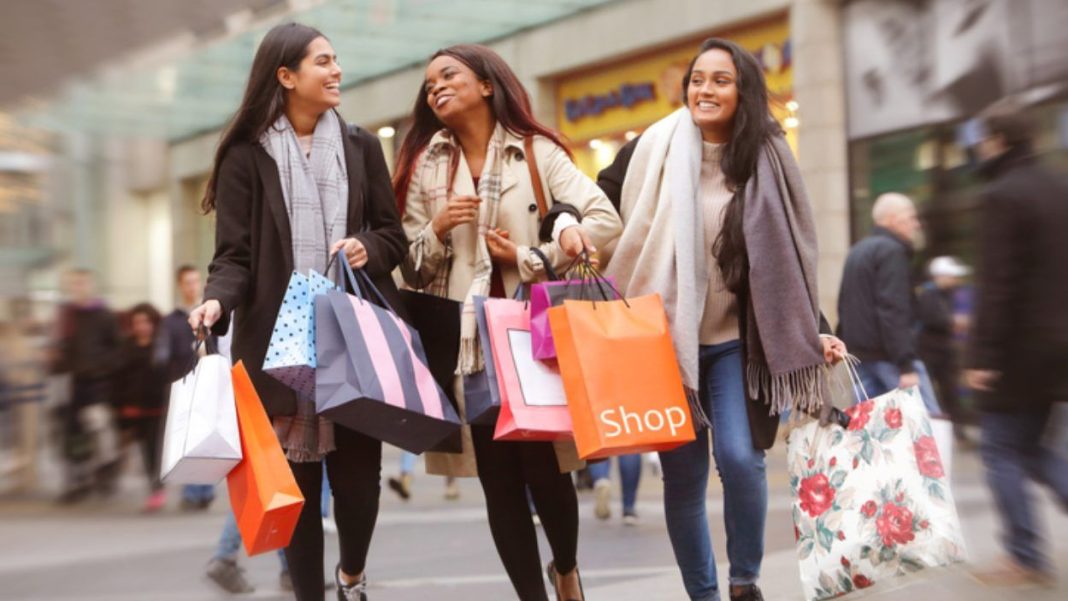 Sigue estos consejos de la OCU para no perder la cabeza con las compras en estas rebajas