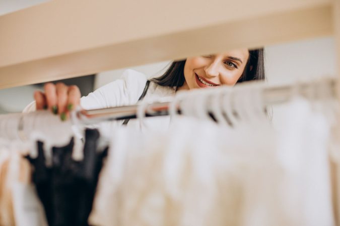 mujer joven eligiendo ropa interior centro comercial Merca2.es