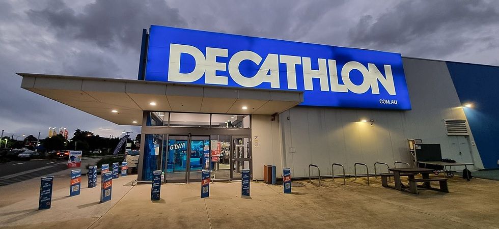 Decathlon tiene rebajadísimas las Adidas 'Court Base', las más parecidad a las 'Samba'