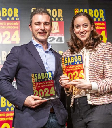 Dia Premio Sabor del Ano 2024 Adolfo Escribano Responsable de Yogures y Postres y Paloma Cainzos Directora de Lacteos y alternativas vegetales de Dia Espana.jpg Merca2.es