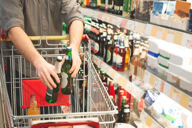 bigstock man holds two bottles of beer 305721769 Merca2.es