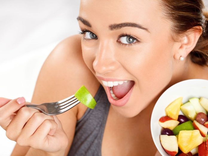 ¿Por qué es mucho mejor comer las frutas y las verduras con su piel?