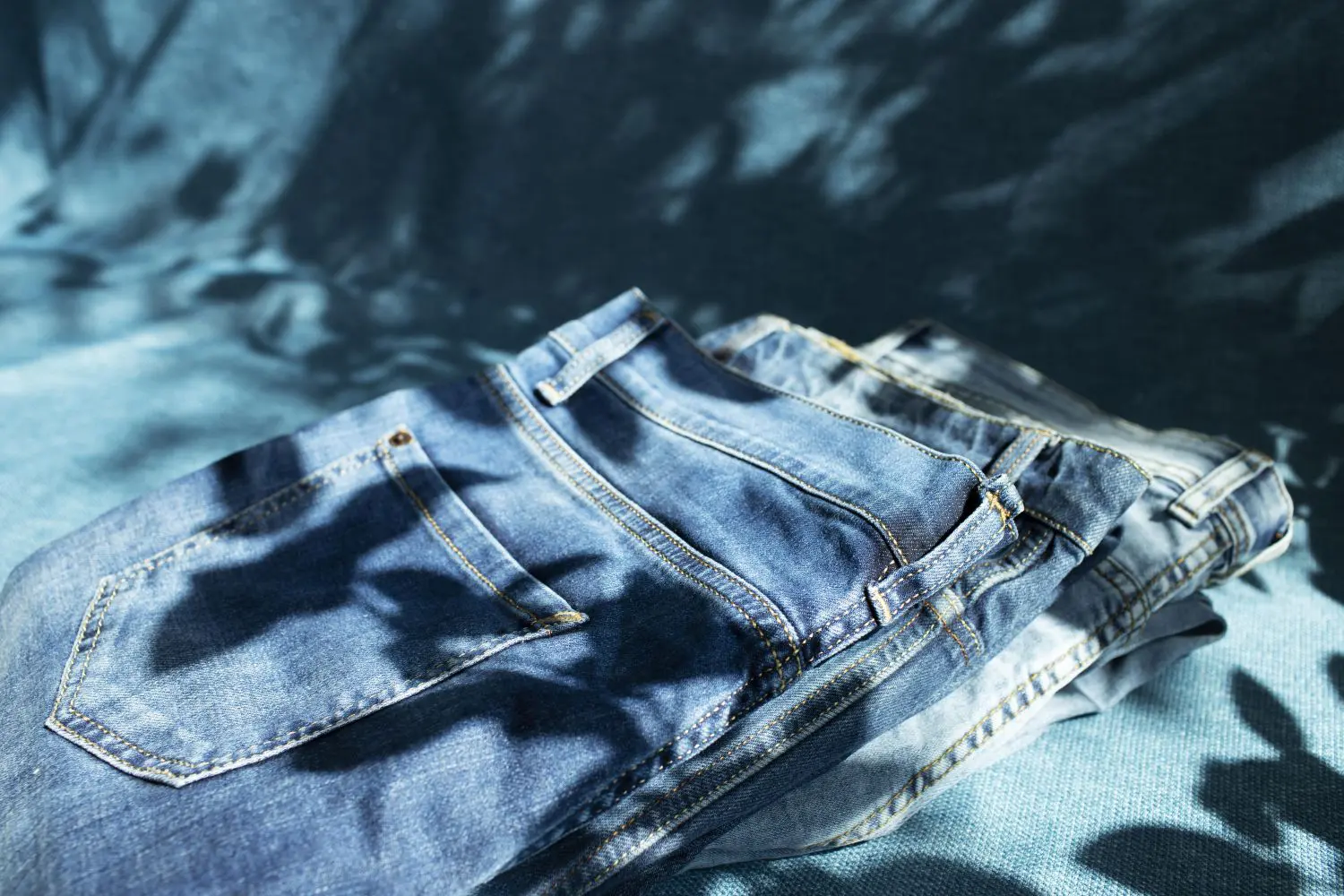 Pantalon largo 100% algodón , unisex, de estilo casual y mediterráneo, que  le da un tono moderno y desenfadado.