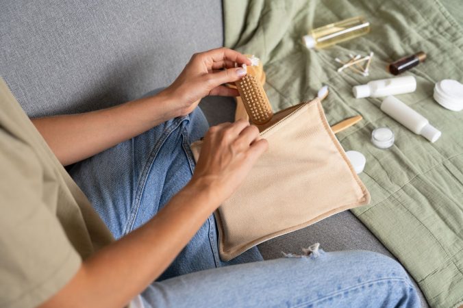 mujer alto angulo usando bolsa bano Merca2.es