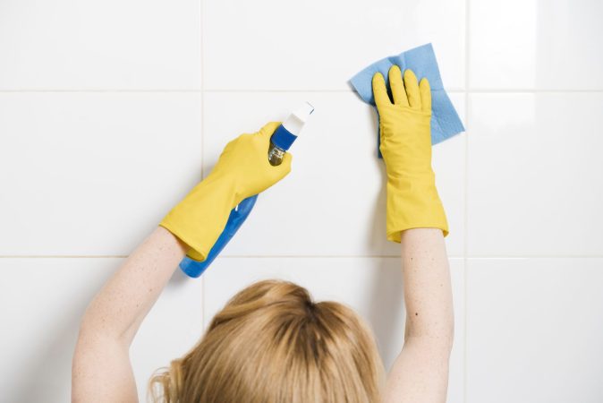 mujer limpiando pared ducha Merca2.es