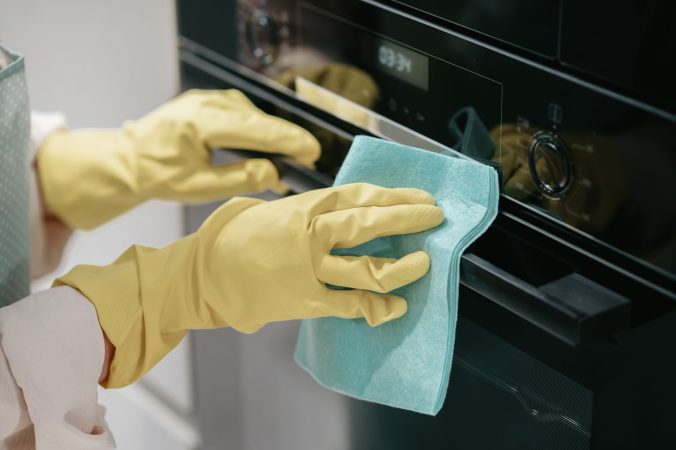 trabajo cocina mujer joven cabello oscuro limpiando electrodomesticos cocina Merca2.es