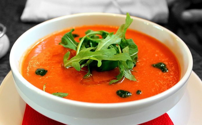 Gazpacho Andaluz en Casa: Refresca tu Verano con estos Trucos de Chef