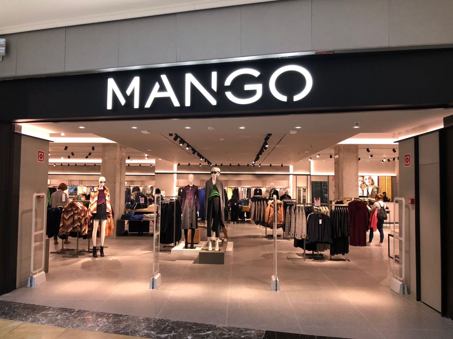 Mango te ayuda a lucir elegante con su colección de blusas y camisas