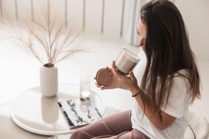 russian girl sitting chair smelling candle Merca2.es