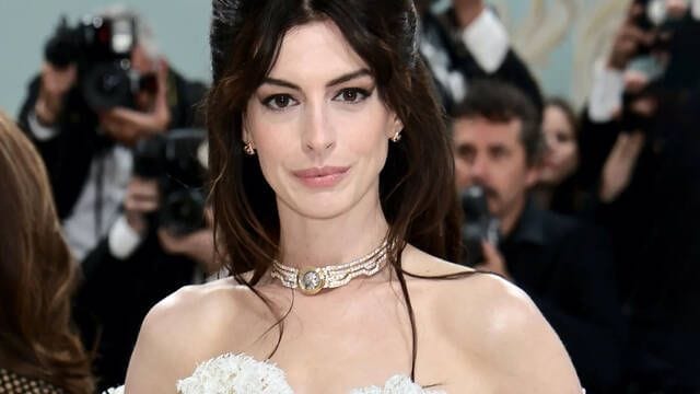 ¡Al rojo vivo! El look Versace de Anne Hathaway en el estreno de su película