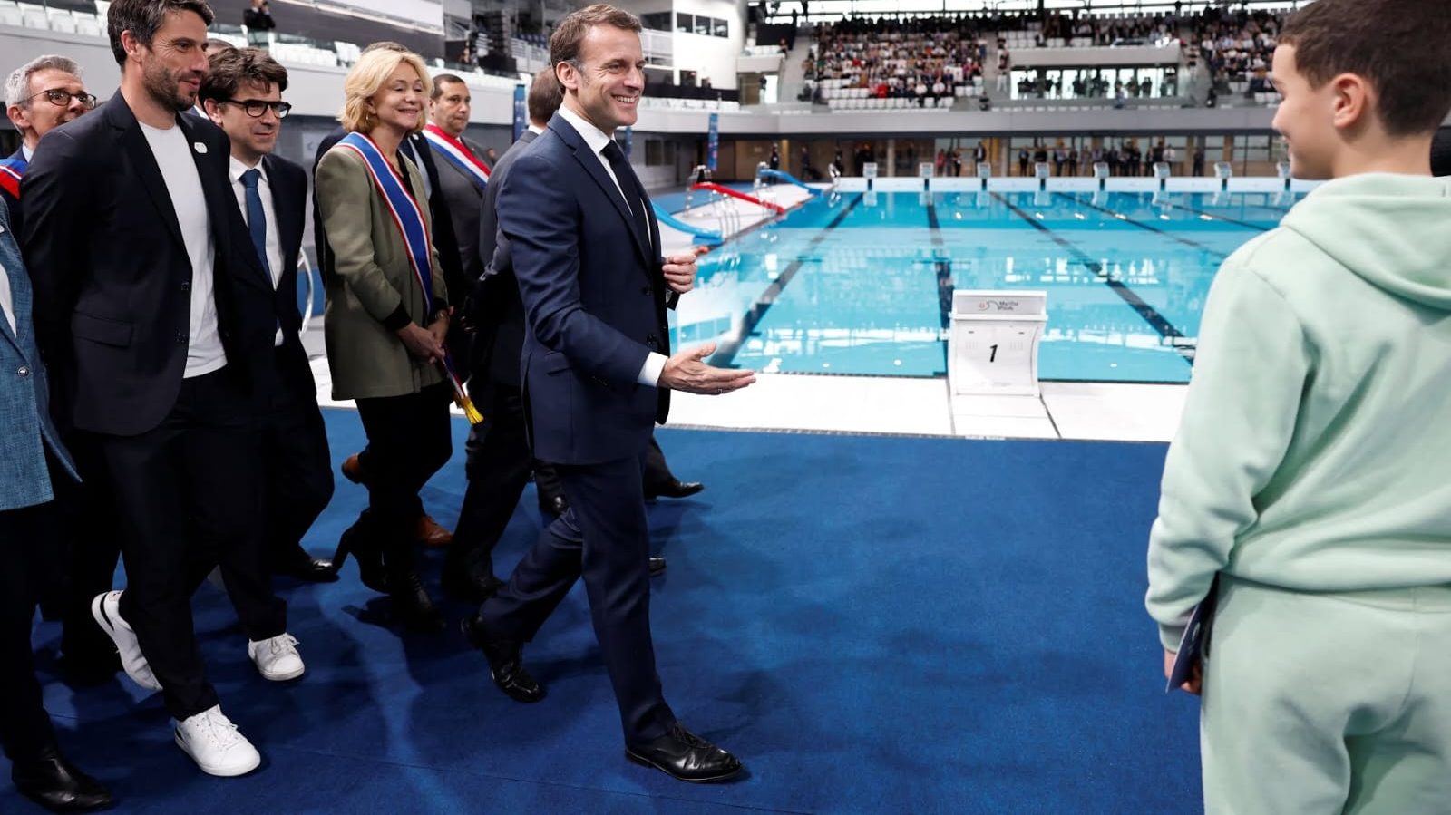 La reacción del joven nadador frente a Macron después de su caída