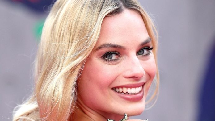 Margot Robbie se reinventa: estrena el flequillo más chic y trending de la primavera