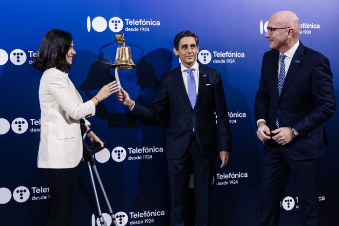 Telefónica y el honor de cumplir 100 años con el toque de campana de la Bolsa