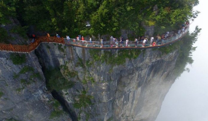 Con vista al abismo: La pasarela del dragón enroscado