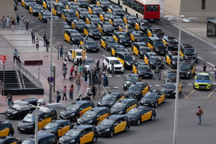 Huelga en Madrid y manifestaciones en Barcelona, Uber, Cabify y Bolt sufren dos ataques al mismo tiempo