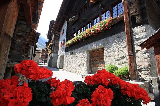 Mira el “pueblo de las flores” de Suiza, que te hará creer que estás dentro de un libro de cuentos