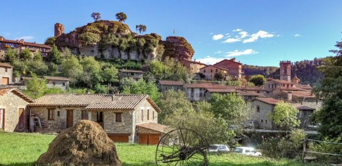 El pueblo medieval al que se accede por un puente colgante de madera y que parece detenido en el tiempo