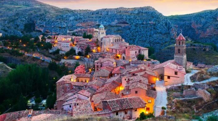 El fascinante pueblo medieval amurallado que esconde el encanto más bello de España