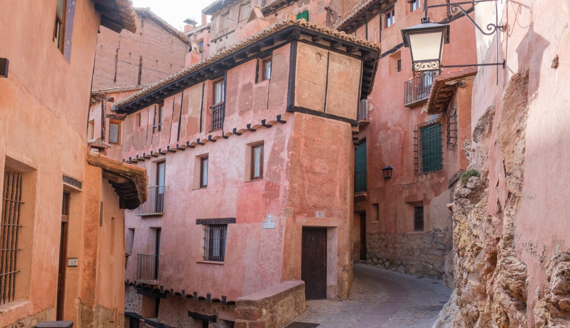 El fascinante pueblo medieval amurallado que esconde el encanto más bello de España