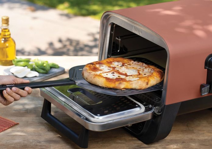 Amazon tiene en oferta este mini horno de exterior especial para preparar pizzas como todo un italiano