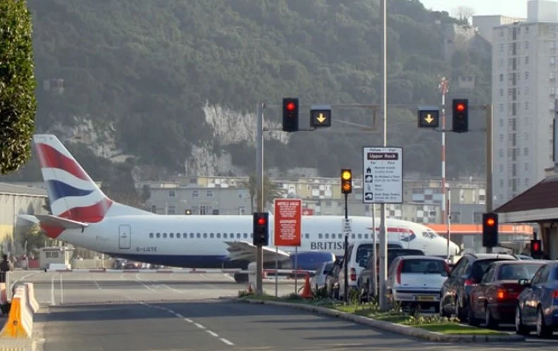 Un tiktoker volvió viral un aeropuerto que es atravesado por una carretera