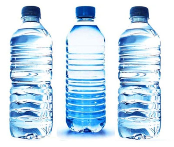 El peligro al que te expones al reutilizar una botella de plástico