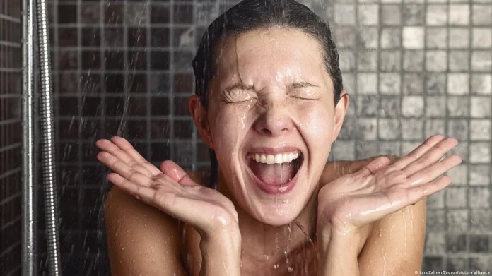 El beneficio de bañarse con agua fría que te hará probarlo hoy mismo