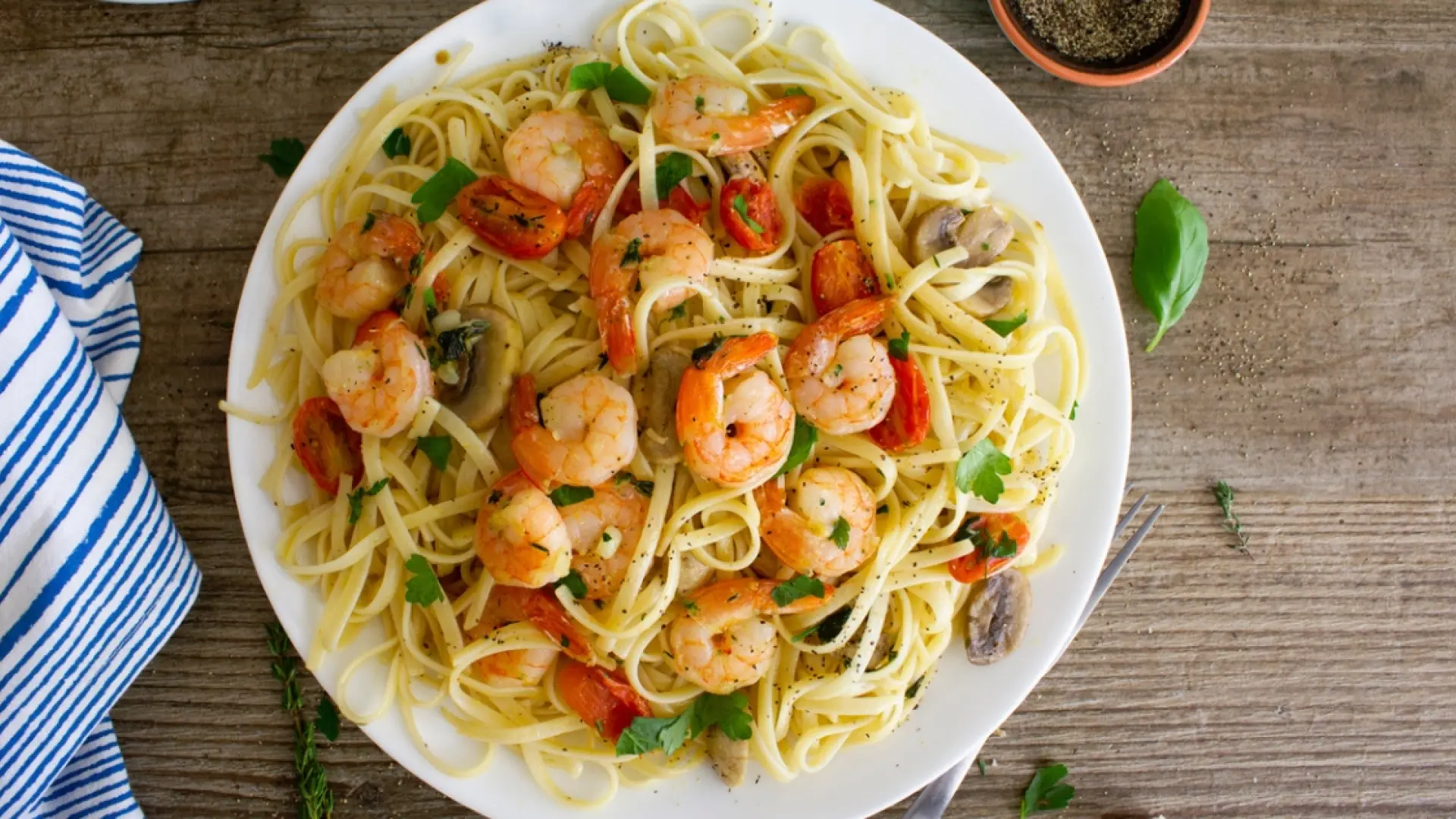 espaguetis con gambas al ajillo y verduras Merca2.es