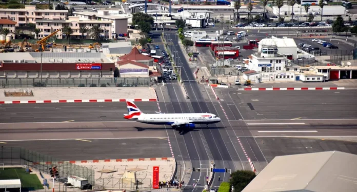 Un tiktoker volvió viral un aeropuerto que es atravesado por una carretera