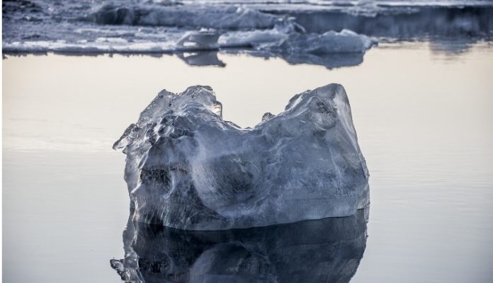 Millonarios de Dubai derriban glaciares para vender cubos de hielo de lujo