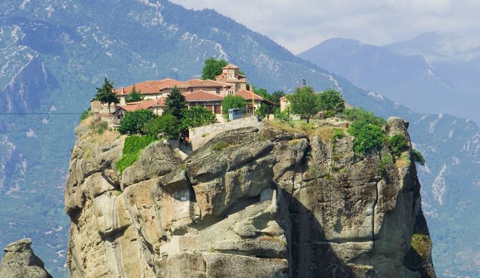 La increíble ciudad de Grecia construida por monjes sobre una montaña
