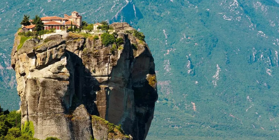 La increíble ciudad de Grecia construida por monjes sobre una montaña