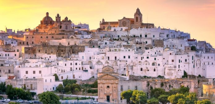 ⁠La asombrosa ciudad completamente blanca en Italia