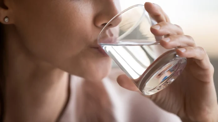 Los peligros de no tomar suficiente agua al día