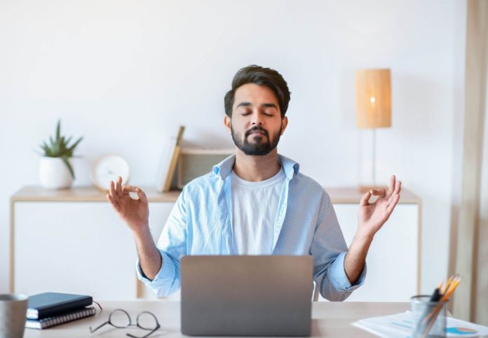 Reduce el estrés diario con esta rutina de yoga y mejora tu salud emocional