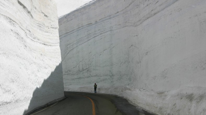 La carretera construida entre paredes de hielo que se hizo viral en Japón