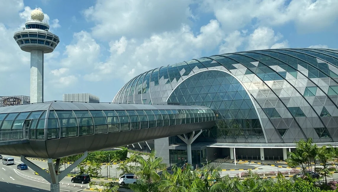 El aeropuerto más increíble del mundo: cascada propia y árboles naturales