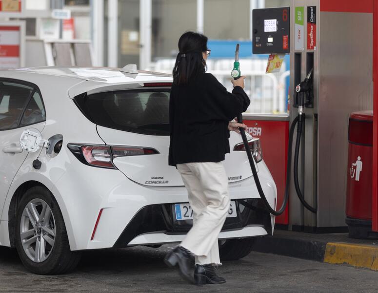 El consumo de combustibles de automoción repunta un 8,4% en abril