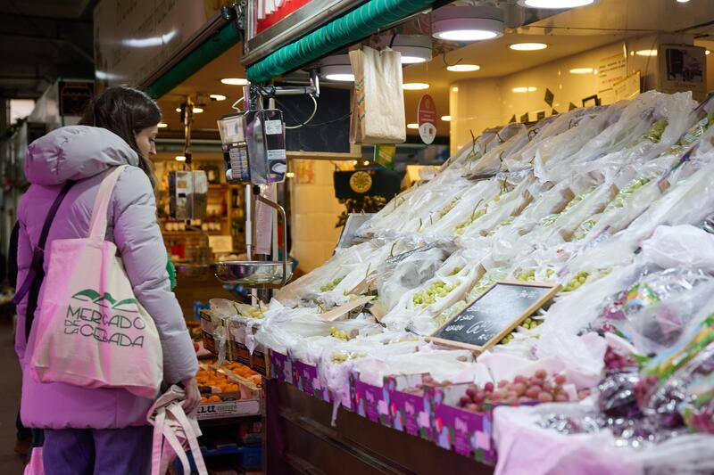 Los españoles gastan un 3% más en la cesta de la compra de abril con el aceite como el producto que más sube