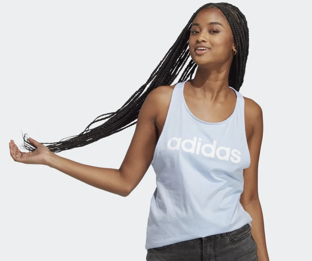 Adidas rebaja sus camisetas para mujeres deportistas perfectas para este verano  