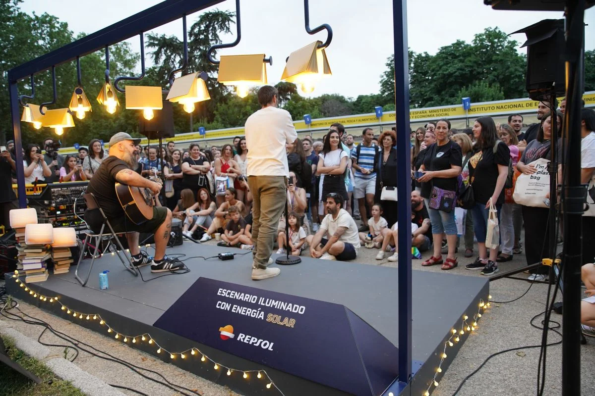 Rayden actuó por sorpresa en ‘La noche iluminada’ de la Feria del Libro de Madrid